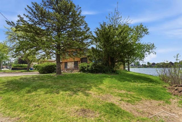 2915 W Walton Boulevard, Waterford, MI 48329