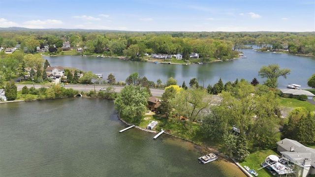 2915 W Walton Boulevard, Waterford, MI 48329