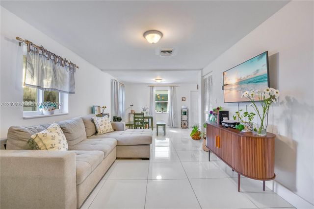 827 NW 114th St, Miami, FL 33168