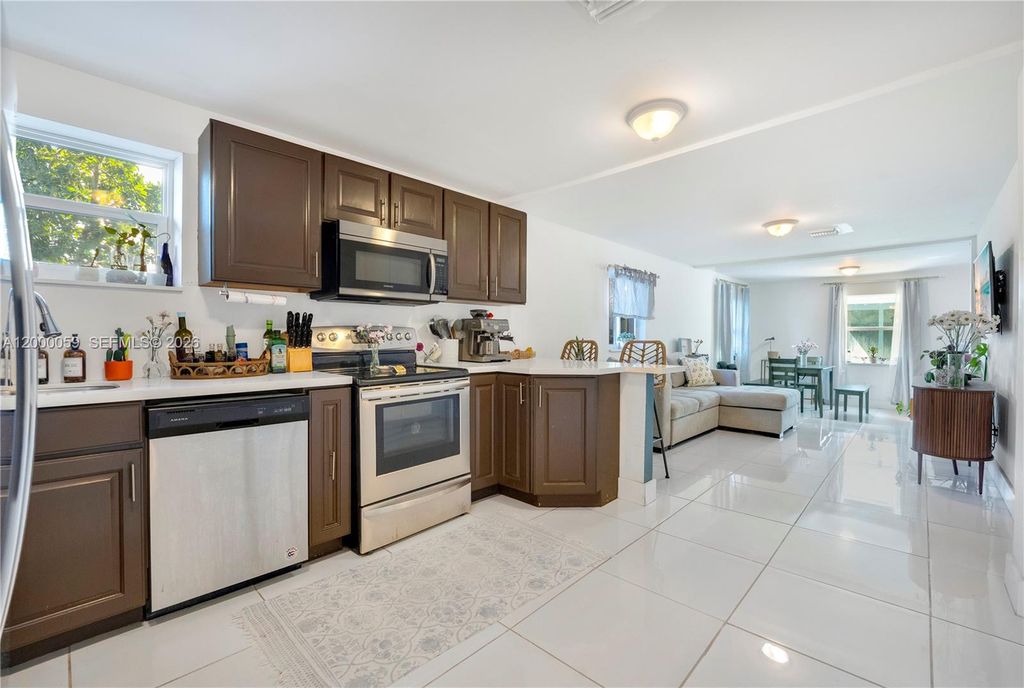 827 NW 114th St, Miami, FL 33168