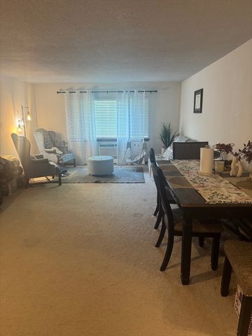 5 Hallmark Gardens 5, Burlington, MA 01803