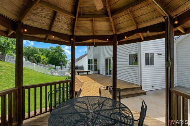 512 Deer Pointe Court, Fenton, MO 63026
