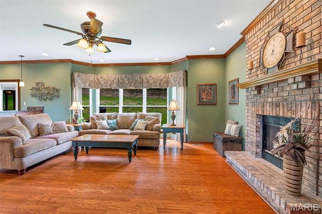 512 Deer Pointe Court, Fenton, MO 63026