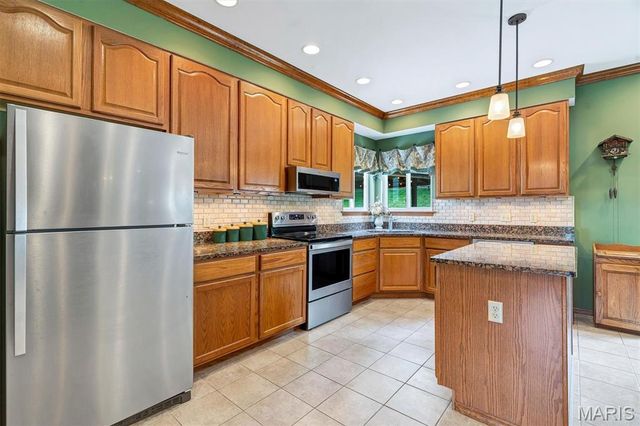 512 Deer Pointe Court, Fenton, MO 63026