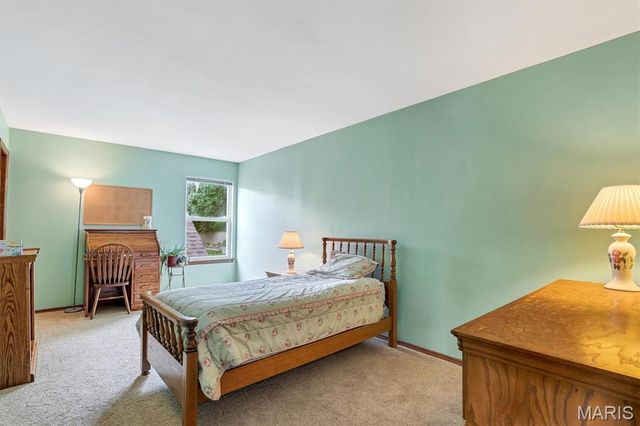 512 Deer Pointe Court, Fenton, MO 63026