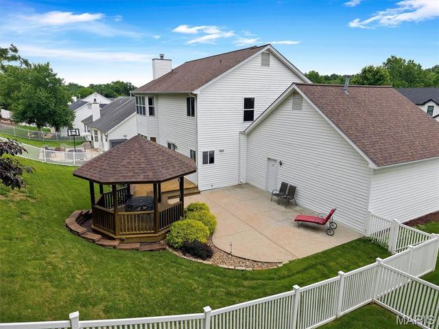 512 Deer Pointe Court, Fenton, MO 63026