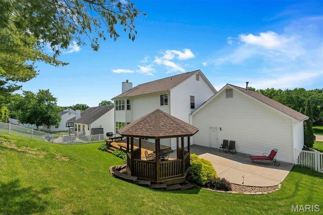 512 Deer Pointe Court, Fenton, MO 63026