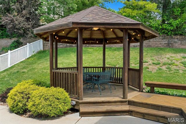 512 Deer Pointe Court, Fenton, MO 63026