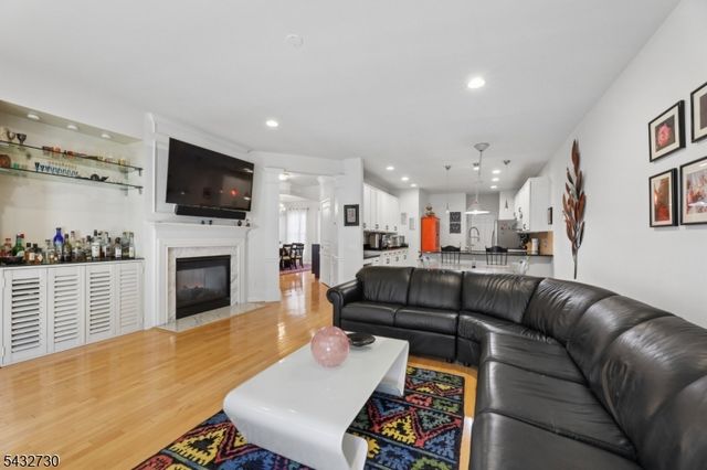 8 Yorktown Ln, Totowa Boro, NJ 07512