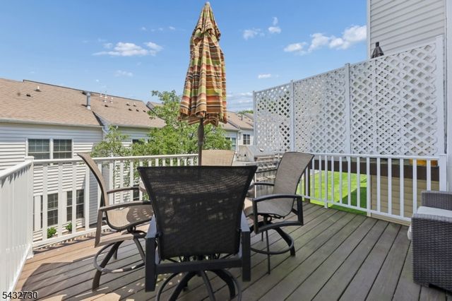 8 Yorktown Ln, Totowa Boro, NJ 07512