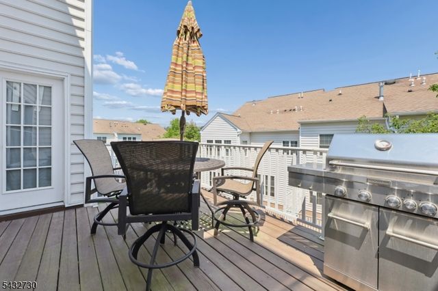 8 Yorktown Ln, Totowa Boro, NJ 07512