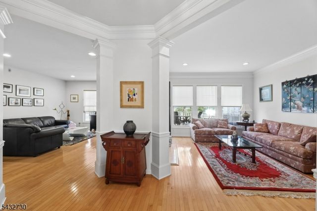 8 Yorktown Ln, Totowa Boro, NJ 07512