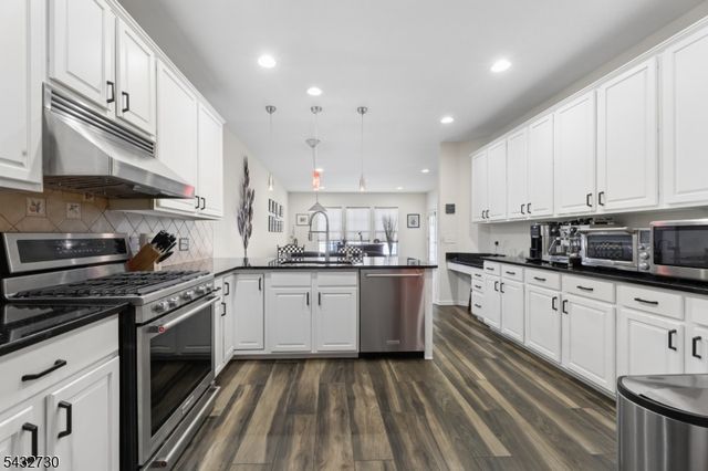8 Yorktown Ln, Totowa Boro, NJ 07512
