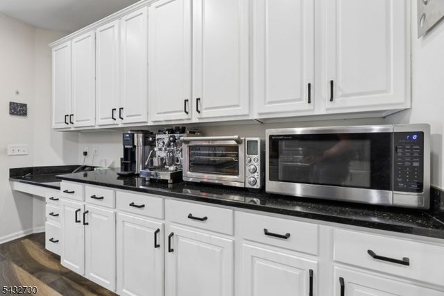 8 Yorktown Ln, Totowa Boro, NJ 07512