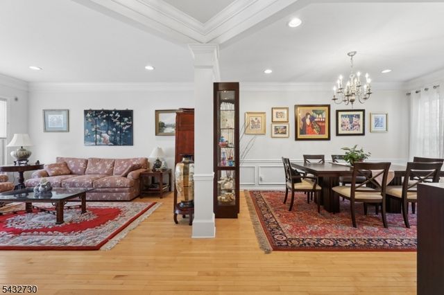 8 Yorktown Ln, Totowa Boro, NJ 07512