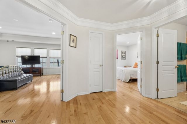 8 Yorktown Ln, Totowa Boro, NJ 07512