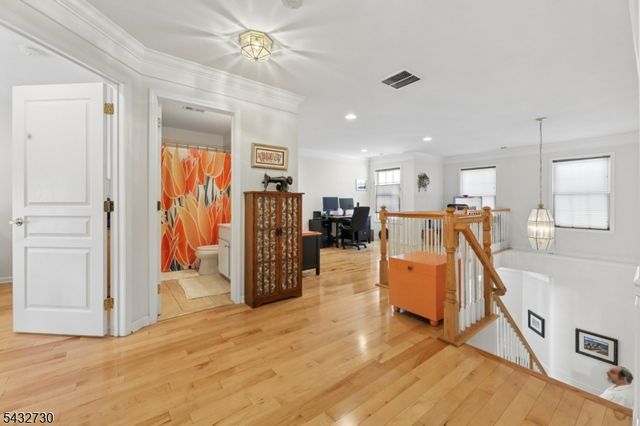 8 Yorktown Ln, Totowa Boro, NJ 07512