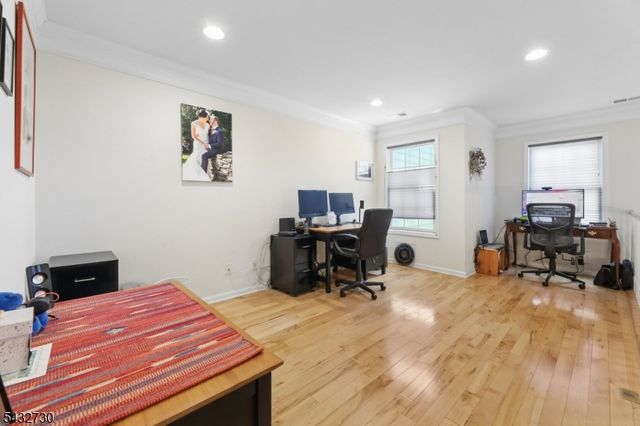 8 Yorktown Ln, Totowa Boro, NJ 07512