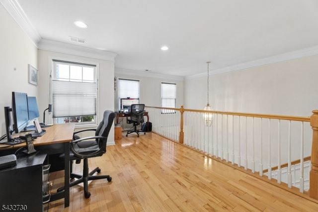 8 Yorktown Ln, Totowa Boro, NJ 07512