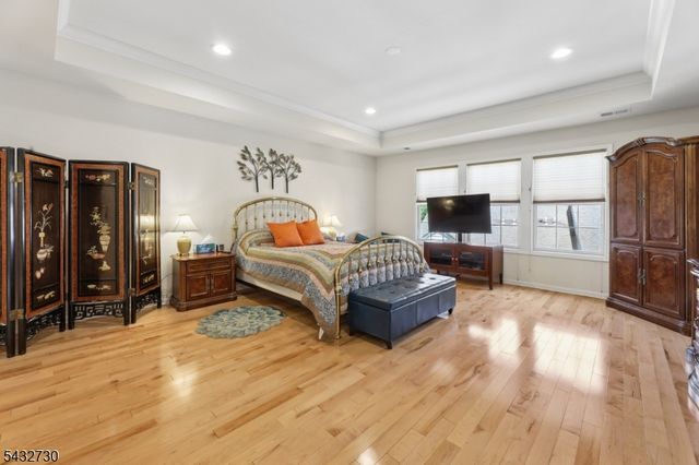 8 Yorktown Ln, Totowa Boro, NJ 07512