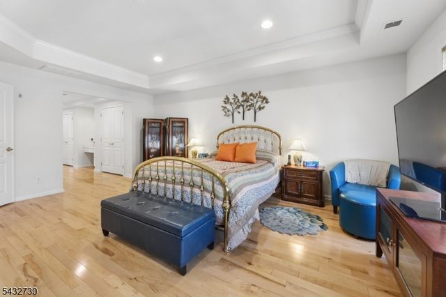 8 Yorktown Ln, Totowa Boro, NJ 07512