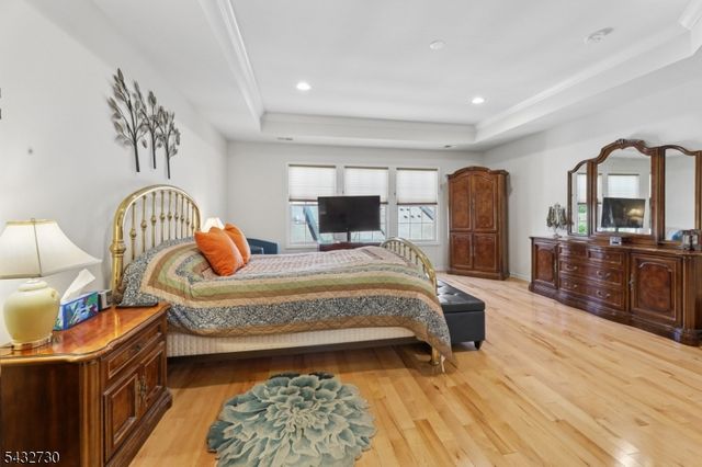 8 Yorktown Ln, Totowa Boro, NJ 07512