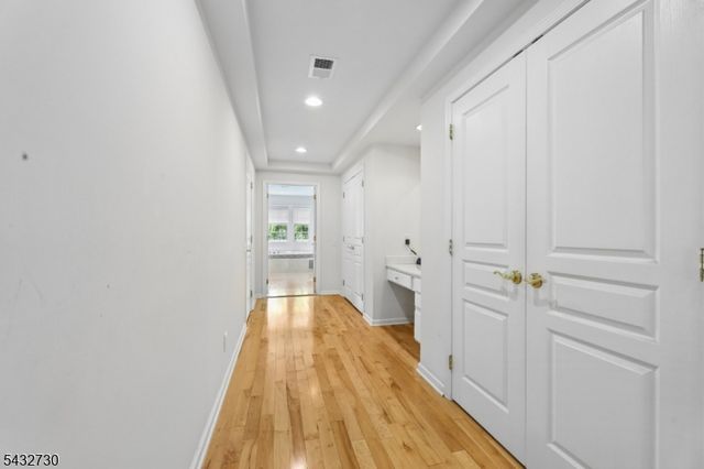 8 Yorktown Ln, Totowa Boro, NJ 07512