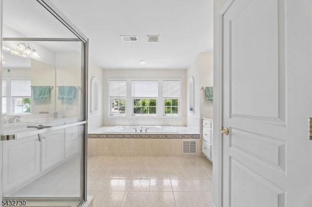 8 Yorktown Ln, Totowa Boro, NJ 07512
