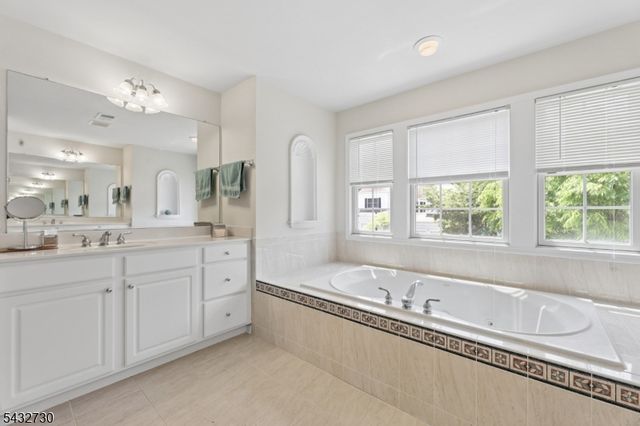 8 Yorktown Ln, Totowa Boro, NJ 07512
