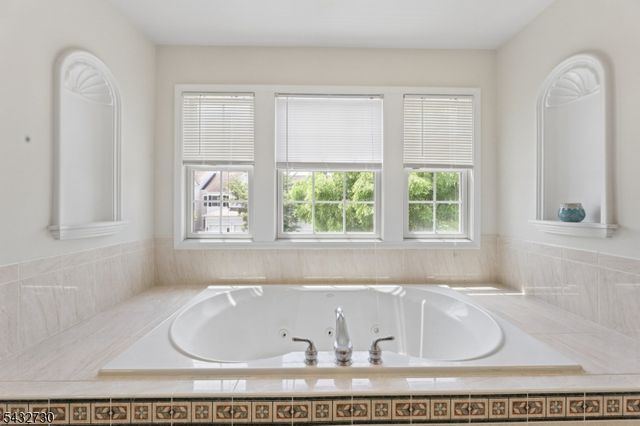 8 Yorktown Ln, Totowa Boro, NJ 07512