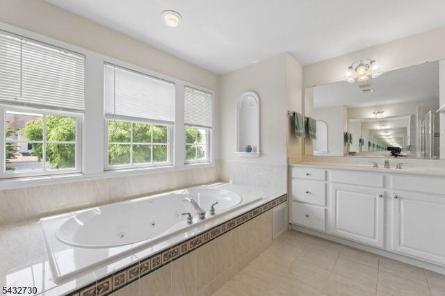 8 Yorktown Ln, Totowa Boro, NJ 07512