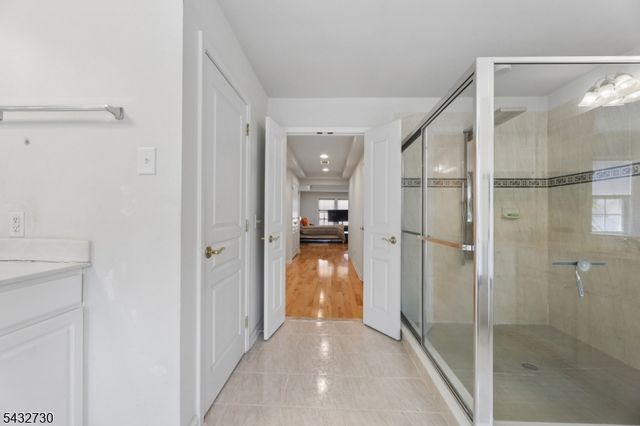 8 Yorktown Ln, Totowa Boro, NJ 07512