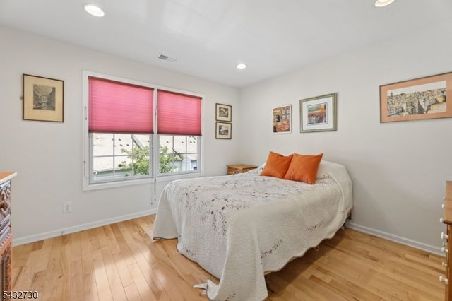 8 Yorktown Ln, Totowa Boro, NJ 07512