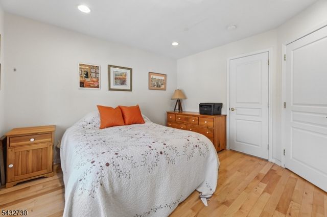 8 Yorktown Ln, Totowa Boro, NJ 07512