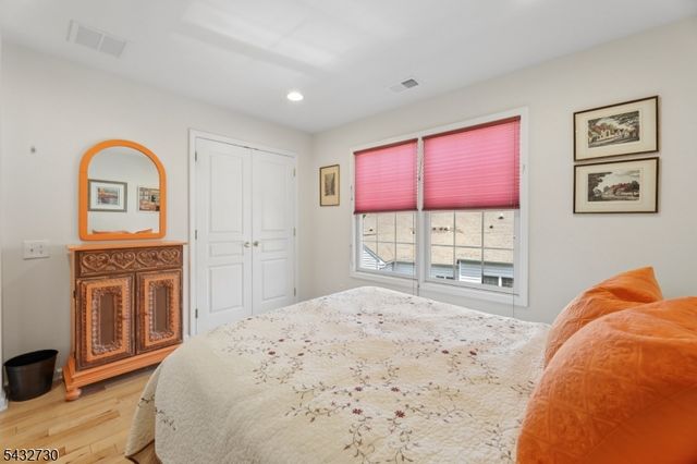 8 Yorktown Ln, Totowa Boro, NJ 07512