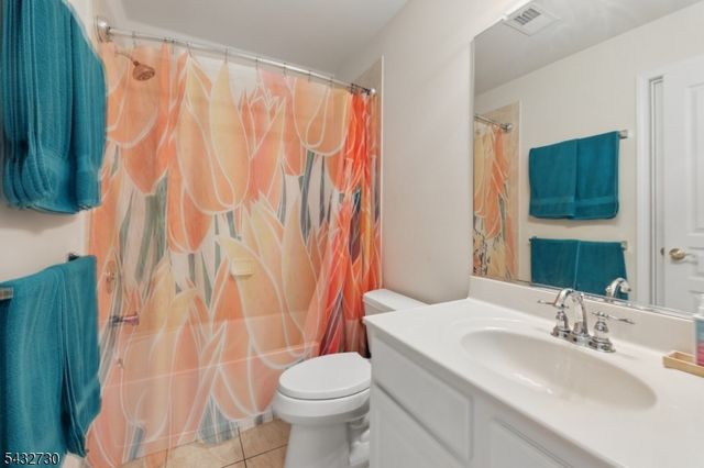 8 Yorktown Ln, Totowa Boro, NJ 07512
