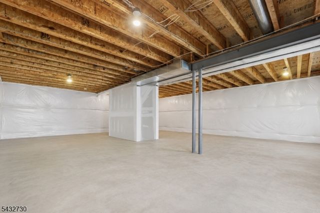8 Yorktown Ln, Totowa Boro, NJ 07512