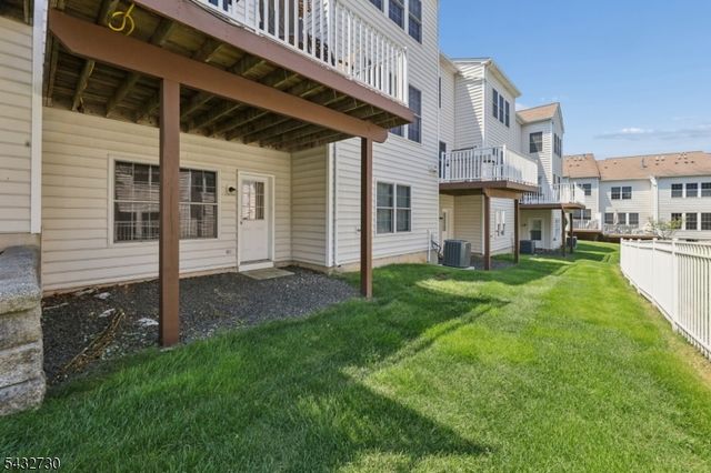 8 Yorktown Ln, Totowa Boro, NJ 07512