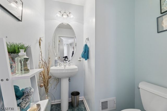 8 Yorktown Ln, Totowa Boro, NJ 07512