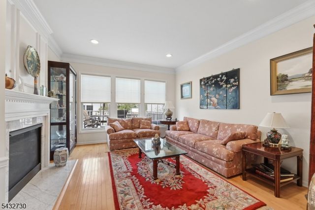 8 Yorktown Ln, Totowa Boro, NJ 07512
