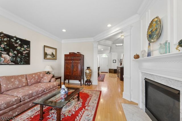 8 Yorktown Ln, Totowa Boro, NJ 07512
