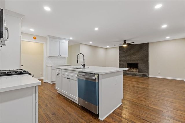 862 Hearthstone Drive, Stone Mountain, GA 30083