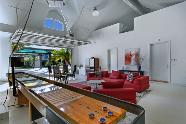 13157 Chandler Boulevard, Sherman Oaks, CA 91401