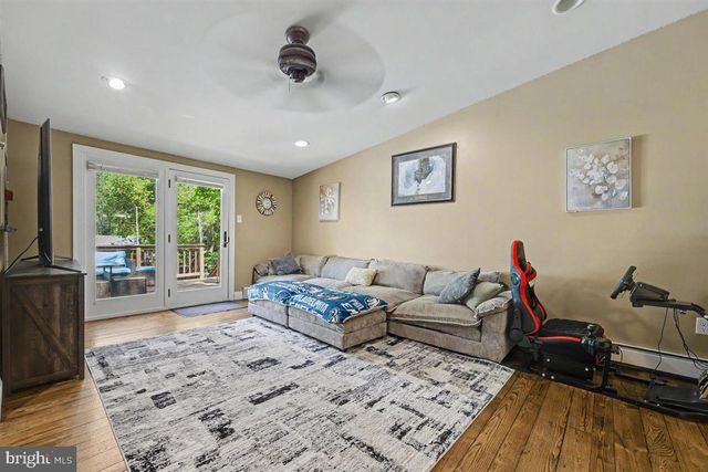 6 PERKIOMEN AVE, Schwenksville, PA 19473