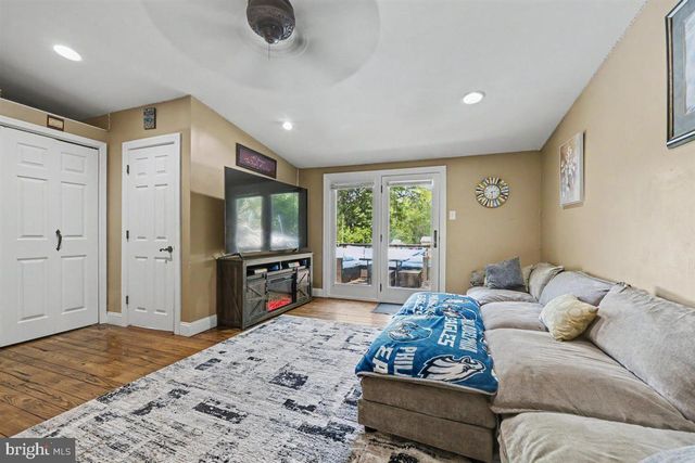 6 PERKIOMEN AVE, Schwenksville, PA 19473