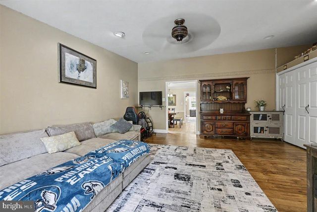 6 PERKIOMEN AVE, Schwenksville, PA 19473