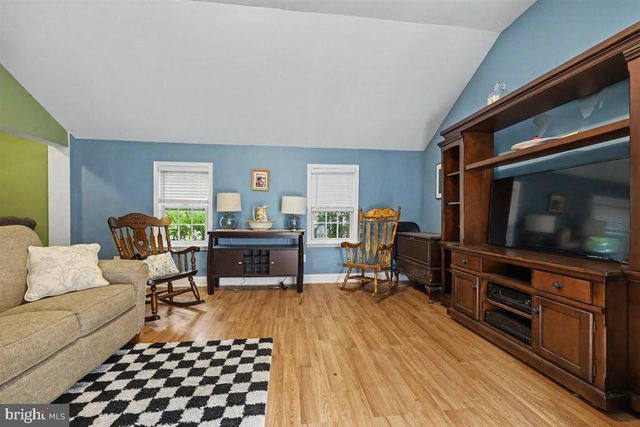 6 PERKIOMEN AVE, Schwenksville, PA 19473