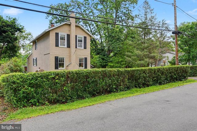 6 PERKIOMEN AVE, Schwenksville, PA 19473