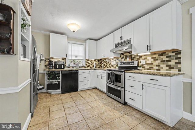 6 PERKIOMEN AVE, Schwenksville, PA 19473
