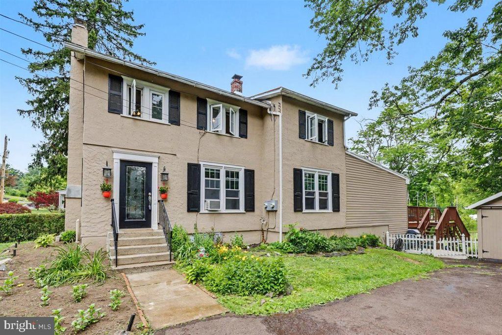 6 PERKIOMEN AVE, Schwenksville, PA 19473